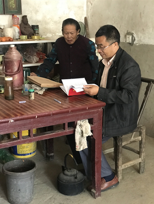 市委党校在小丰山村开展“扶贫日”活动