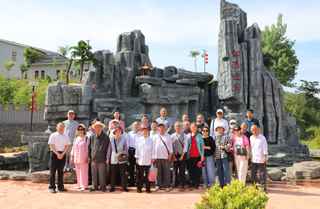 市委党校组织离退休老同志开展“踏青赏花幸福行”活动