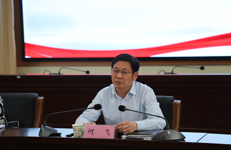 何飞与市委党校年轻干部培训班学员座谈